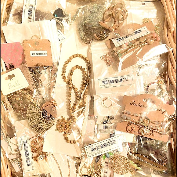 🌾MYSTERY SURPRISE 18 FOR $68 JEWELRY BUNDLE - Picture 7 of 16